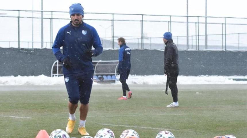 Erzurumspor yoğun kar yağışı altında çalıştı