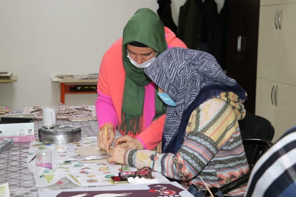 Karamek kurslarında kadınlar meslek &ouml;ğreniyor