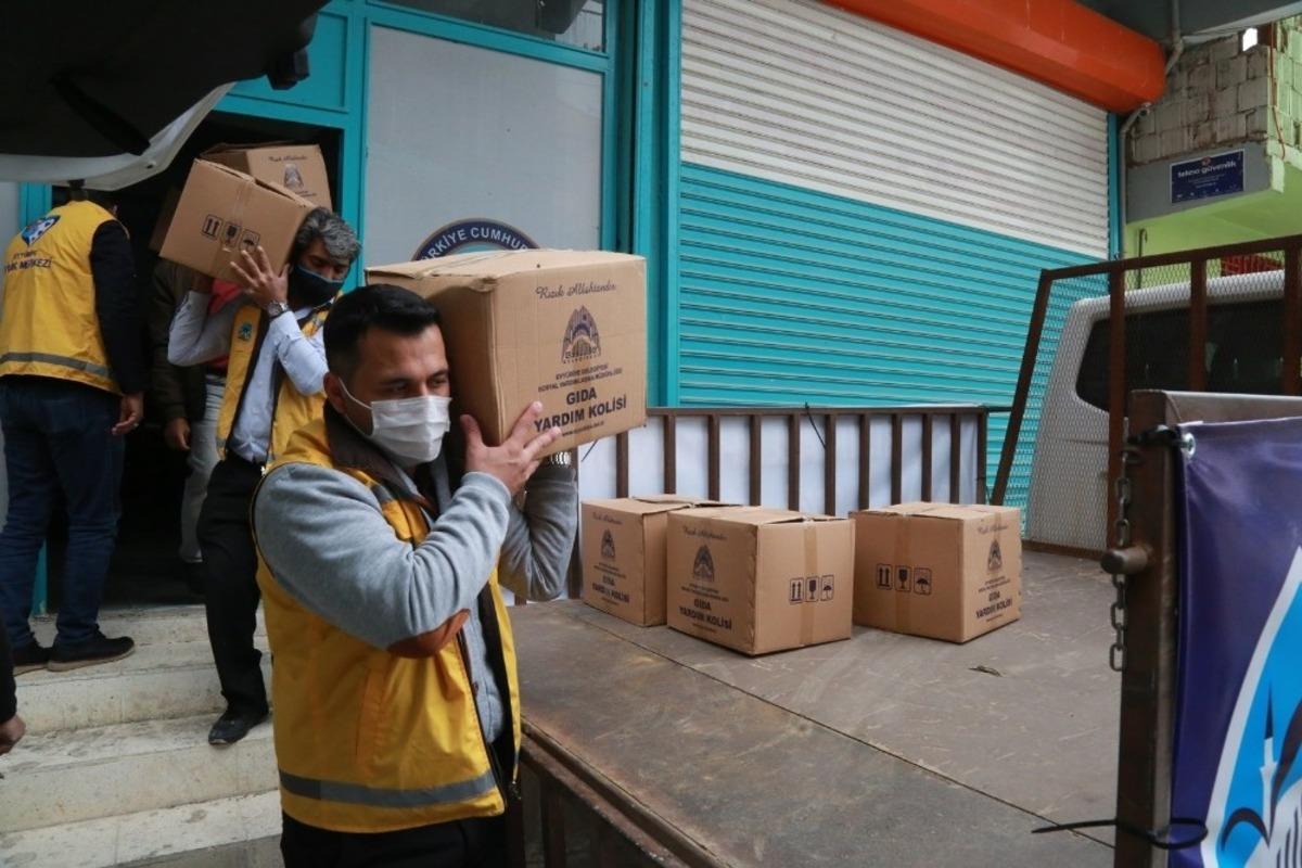 Eyy&uuml;biye Belediyesi maddi durumu iyi olmayanlara ulaşmaya devam ediyor