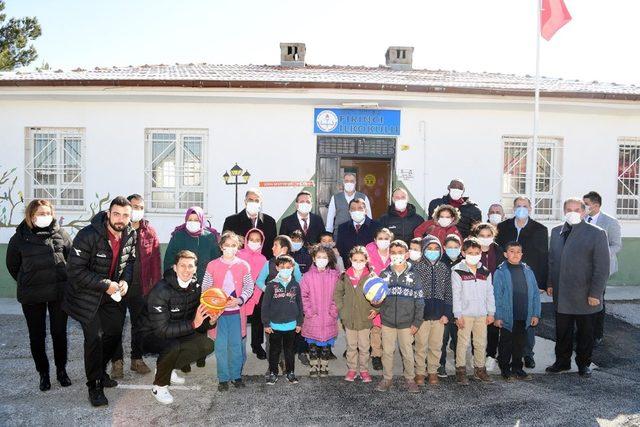 Gürkan’den yüz yüze eğitime başlayan öğrencilere sürpriz