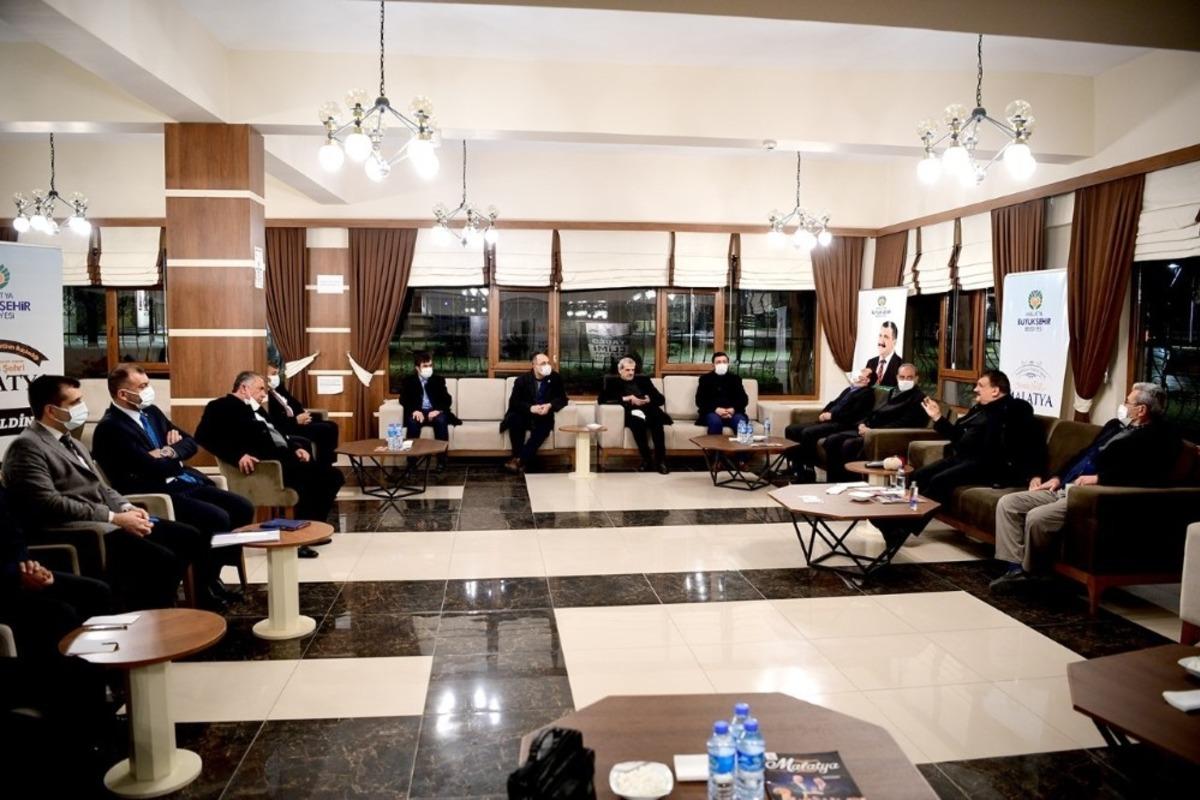 G&uuml;rkan muhtarlarla bir araya geldi