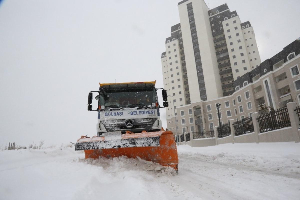 G&ouml;lbaşı Belediyesi karla m&uuml;cadelede bin 500 ton tuz kullandı