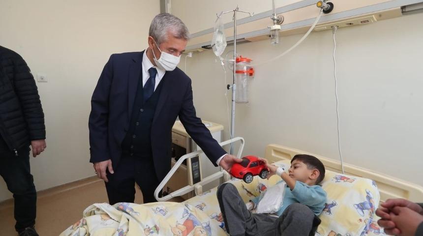 Tahmazoğlu minik hastaları yalnız bırakmıyor