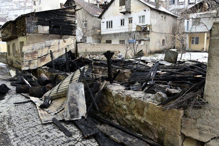 Gümüşhane’de yanan barakada alevlerin arasına girip köpeği kurtardı G1