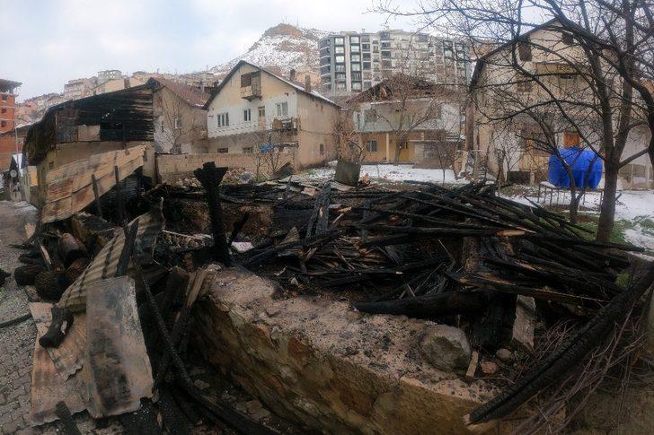 Gümüşhane’de yanan barakada alevlerin arasına girip köpeği kurtardı G3