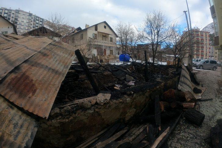 Gümüşhane’de yanan barakada alevlerin arasına girip köpeği kurtardı G4