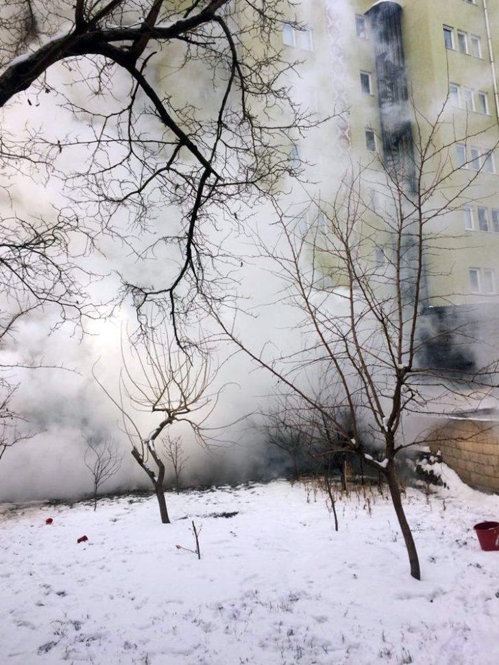 Gümüşhane’de yanan barakada alevlerin arasına girip köpeği kurtardı G5