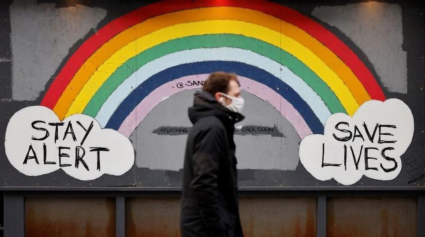 Covid: İngiltere'de yapılan araştırmaya göre ülkede koronavirüs vaka sayısı Ocak ayından bu yana üçte iki oranında azaldı