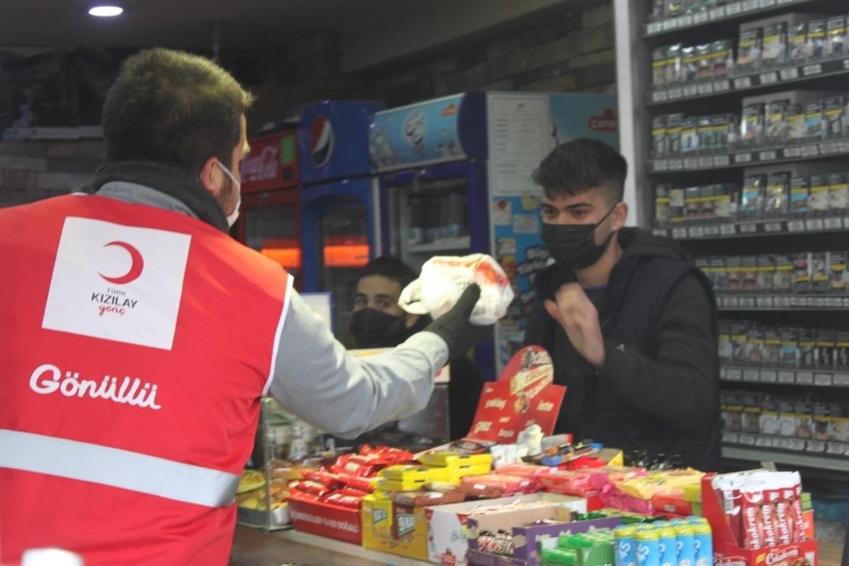 Gen&ccedil; Kızılay Karab&uuml;k g&ouml;n&uuml;ll&uuml;lerinden esnaf ve vatandaşa kandil simidi ikramı