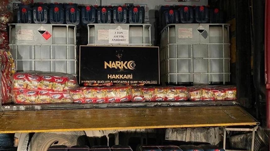 Hakkari'de 3 ton 300 litre asit anhidrit ele ge&ccedil;irildi