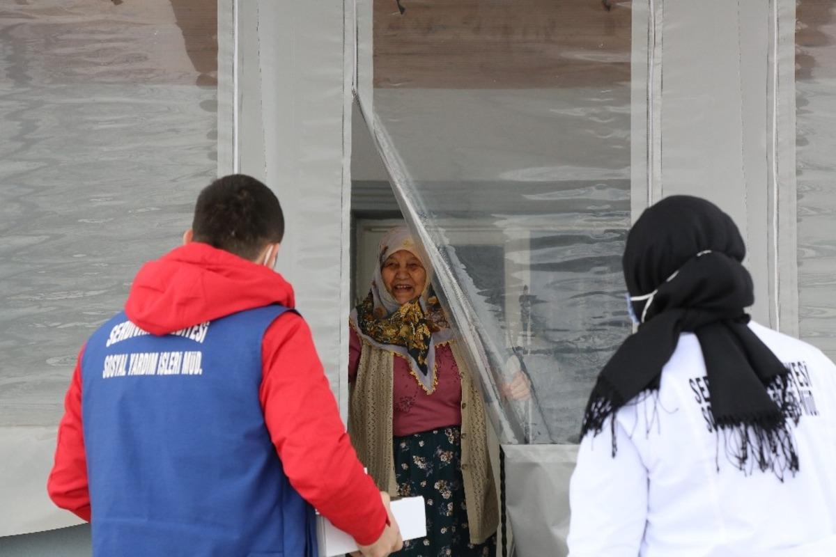 Serdivan&rsquo;da yaşlılara kandil hediyesi