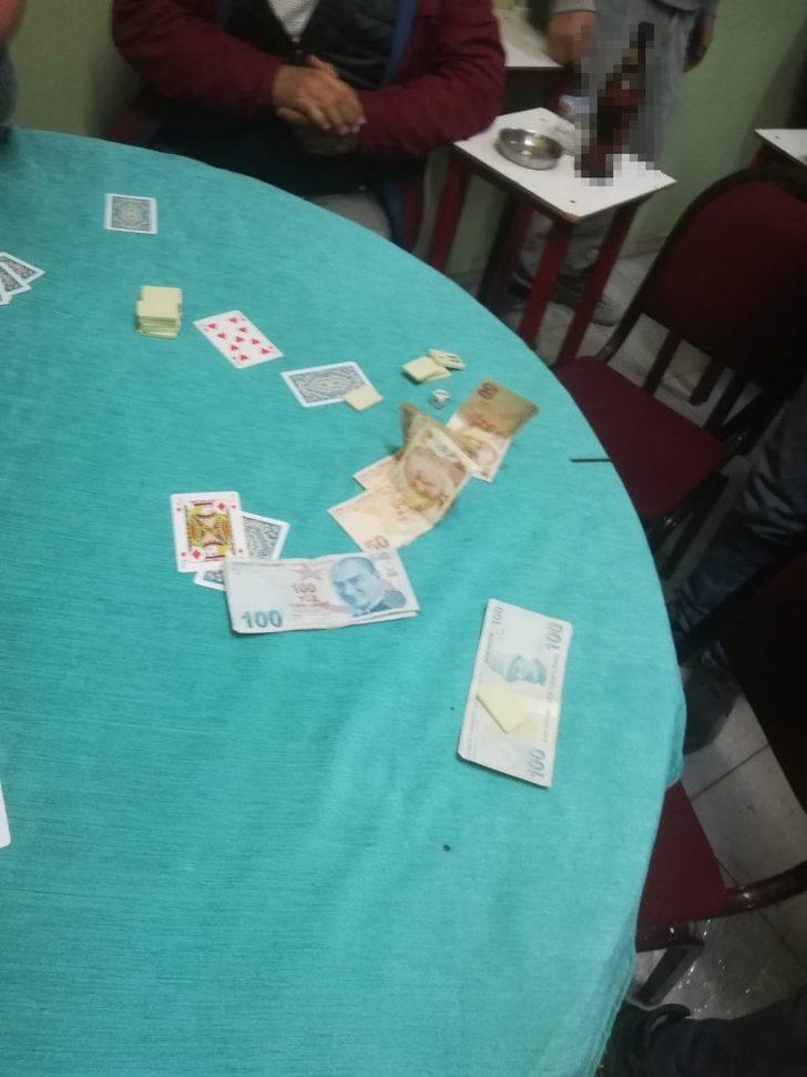 İzmir’de kısıtlamada kumar partisine polisten baskın G3