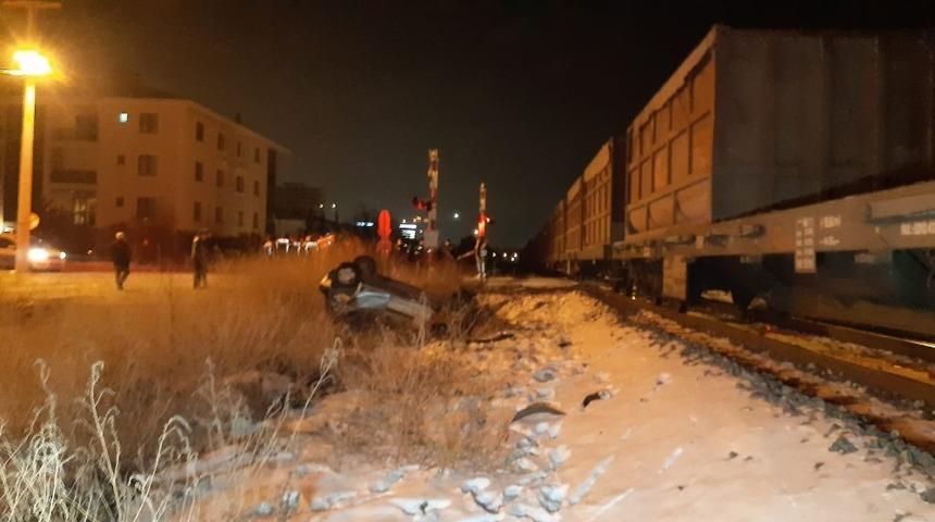 Tren hemzemin geçitte otomobile çarptı: Yaralılar var