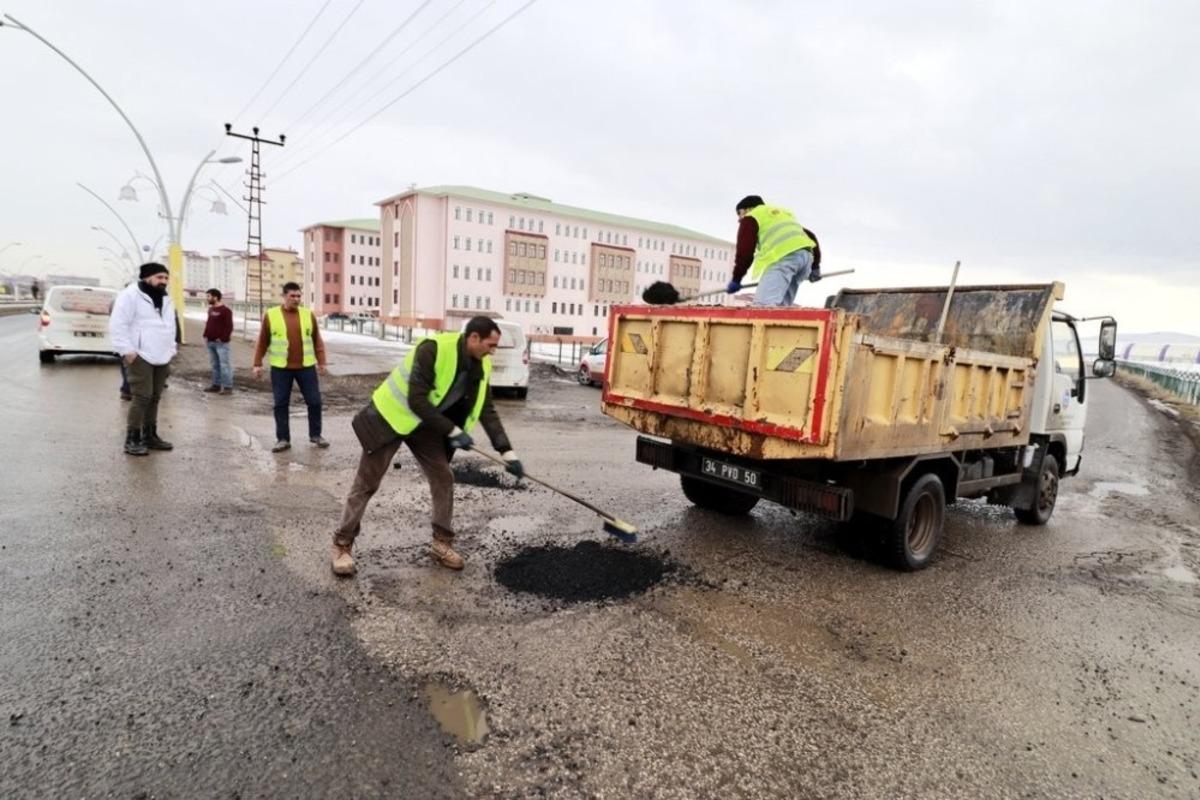 Ağrı&rsquo;da tahrip olan yollar onarılıyor