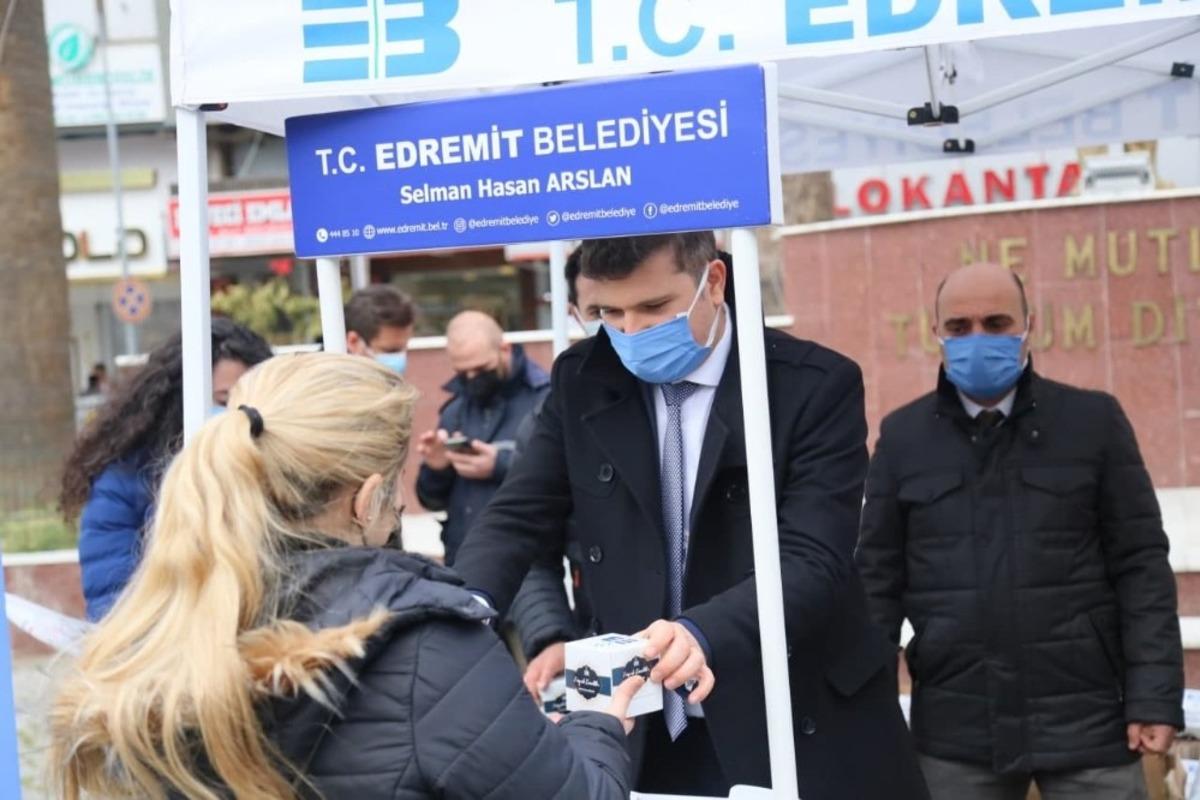 Edremit Belediyesi&rsquo;nden kandil simidi ikramı