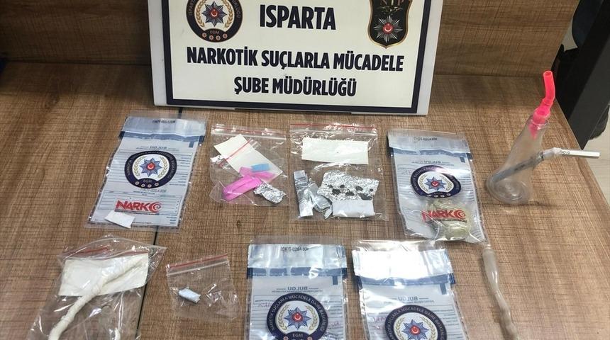 Isparta'da uyuşturucu satıcılarına y&ouml;nelik operasyonda 3 kişi tutuklandı