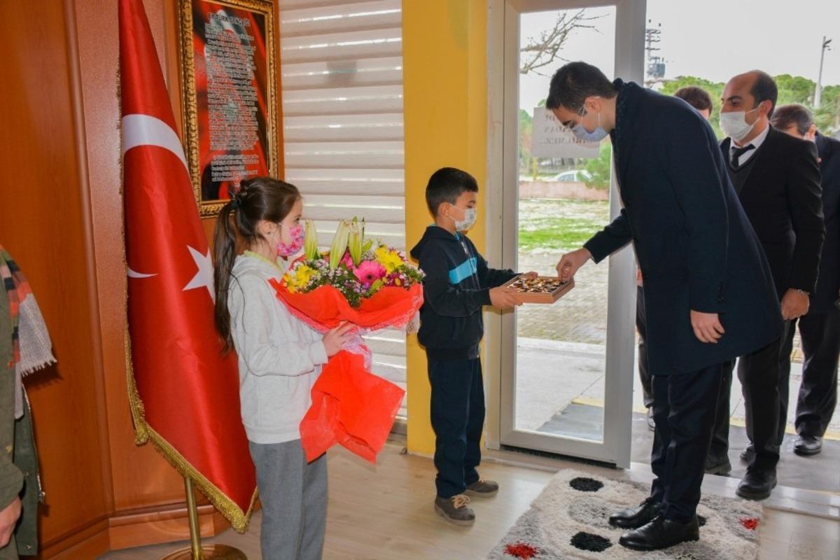 Kaymakam Yıldız y&uuml;z y&uuml;ze eğitime başlayan okulları ziyaret etti