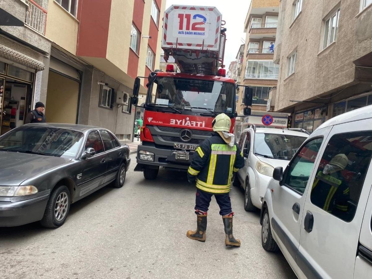 Manisa&rsquo;da itfaiye ekipler dar yolda zor anlar yaşadı