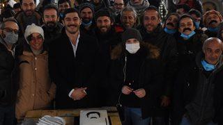 Maraşlı dizisinin yıldızı Burak Deniz'e sette sürpriz kutlama!