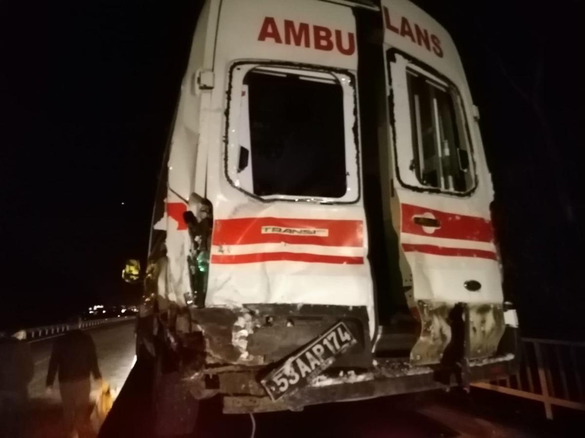 Rize&rsquo;de kazaya m&uuml;dahale etmeye giden ambulansla tır &ccedil;arpıştı