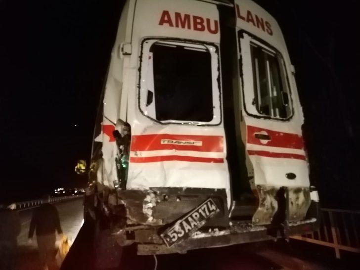 Rize’de kazaya müdahale etmeye giden ambulansla tır çarpıştı G1