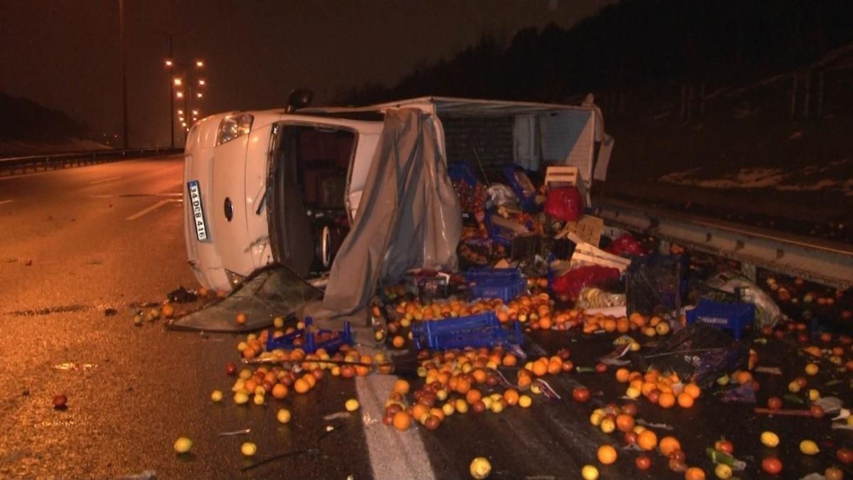 Otomobil ile &ccedil;arpışan meyve y&uuml;kl&uuml; kamyonet yan yattı: 1 yaralı