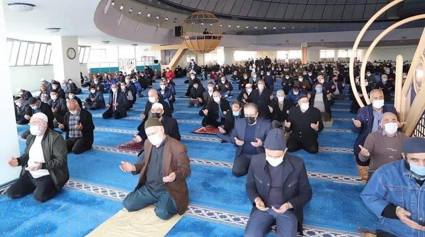 Terzibaba Cami&rsquo;nde Regaip Kandili coşkusu