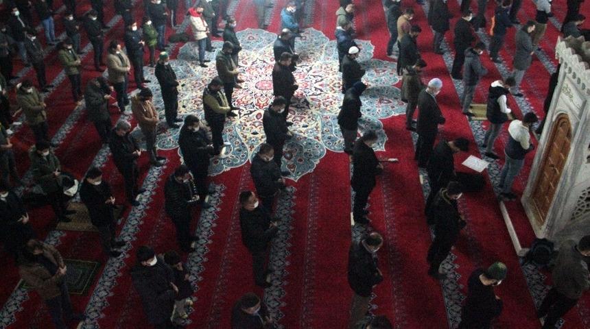 Bayburt&rsquo;ta Regaip Kandili dualarla idrak edildi