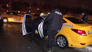 Kadın müşteriler kokudan rahatsız oldu! İki taksici gözaltında