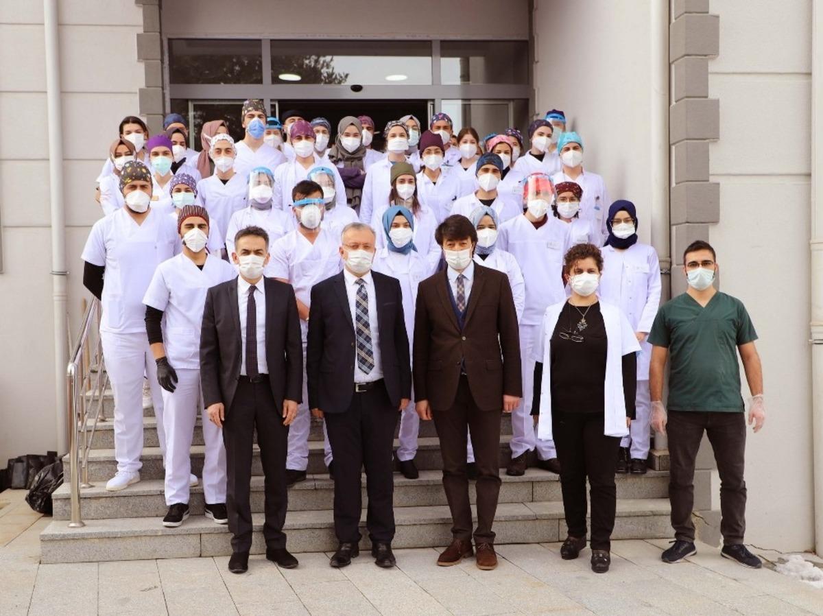 Rekt&ouml;r, Diş Hekimliği Fak&uuml;ltesi &ouml;ğrencileri ile bir araya geldi