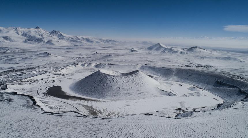 Konya'daki 'Dünya'nın nazar boncuğu' Meke Gölü bembeyaz