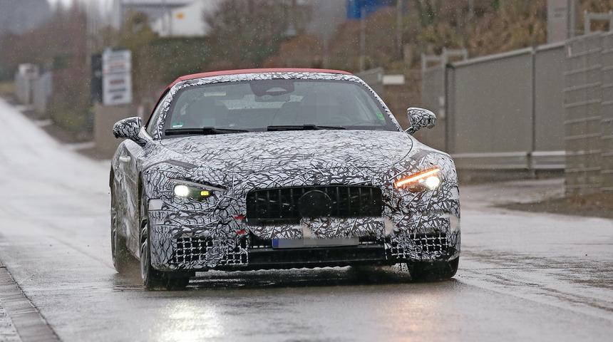 Mercedes AMG SL kırmızı tavanıyla görüntülendi