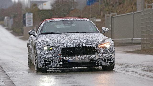 Mercedes AMG SL kırmızı tavanıyla görüntülendi