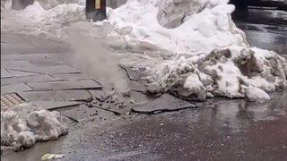 Arnavutköy'de yolun altından yükselen dumanlar paniğe neden oldu