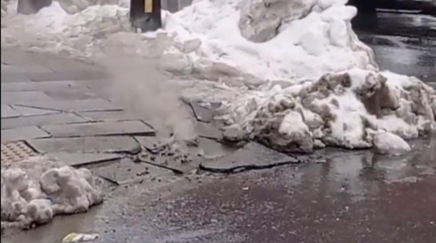 Arnavutköy'de yolun altından yükselen dumanlar paniğe neden oldu