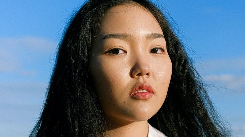 Asyalı insanların gözlerinin çekik olma sebebi nedir?