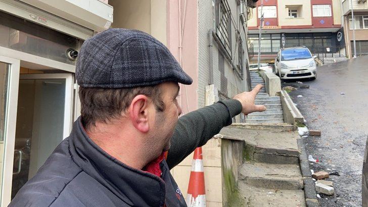 (Özel) Esnaf kayan arabanın altında kalmaktan sonra anda kurtuldu G1