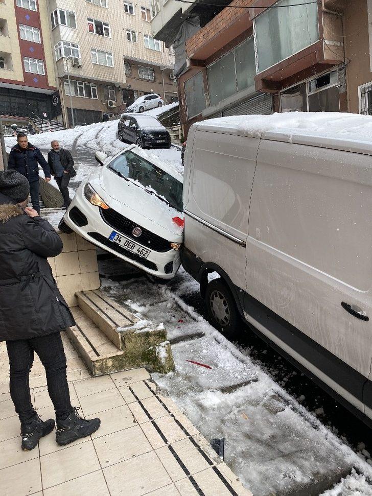 (Özel) Esnaf kayan arabanın altında kalmaktan sonra anda kurtuldu G2