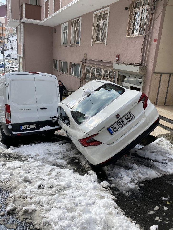(Özel) Esnaf kayan arabanın altında kalmaktan sonra anda kurtuldu G3