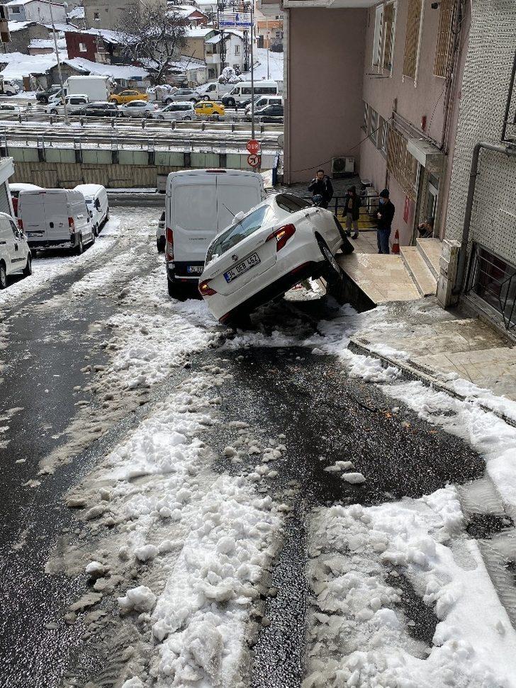 (Özel) Esnaf kayan arabanın altında kalmaktan sonra anda kurtuldu G4