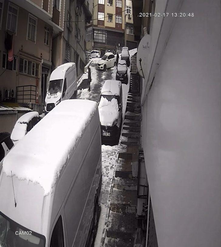 (Özel) Esnaf kayan arabanın altında kalmaktan sonra anda kurtuldu G5