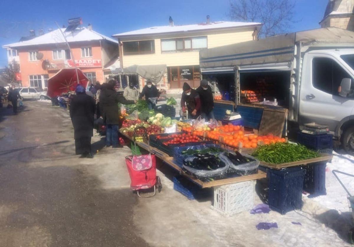 Dumlupınar il&ccedil;e pazarında Korona vir&uuml;s denetimi