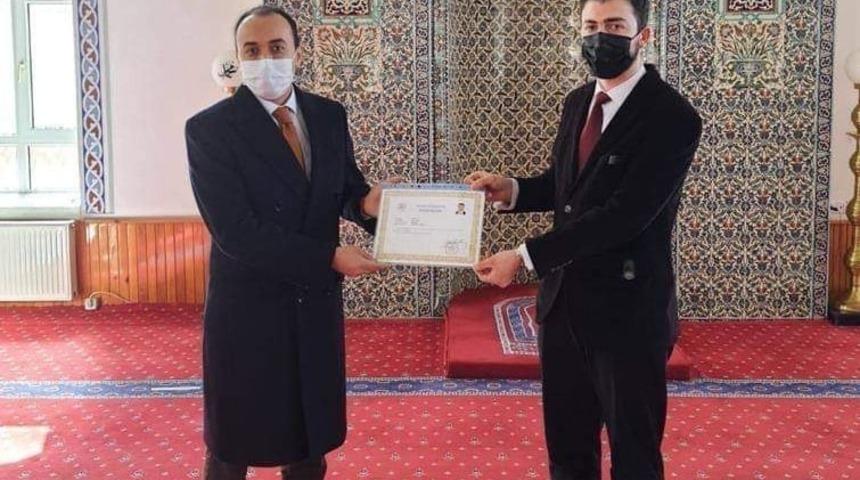 Başarılı imam &ouml;d&uuml;llendirildi