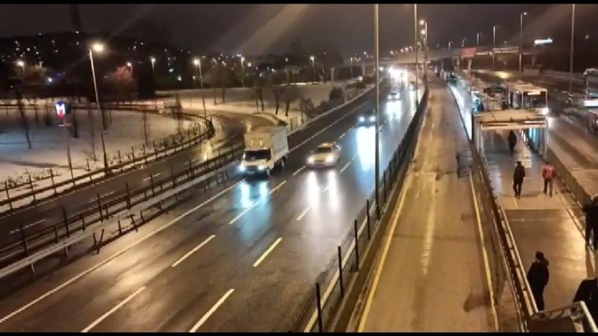 (&Ouml;zel) Trafikte tehlikeli yolculuk, şaşkın bakışlar arasında ilerledi