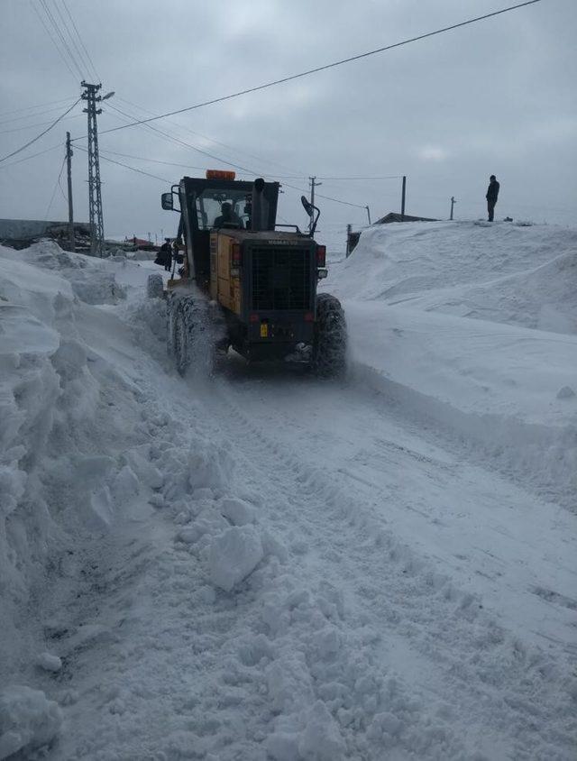 Kars’ta Özel idare ekipleri kapalı yolları tek tek açtı