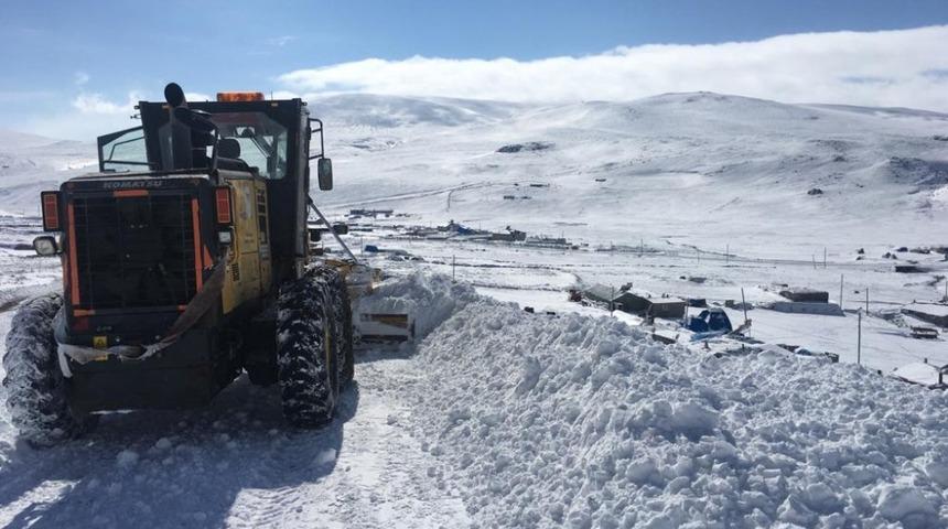 Kars&rsquo;ta &Ouml;zel idare ekipleri kapalı yolları tek tek a&ccedil;tı