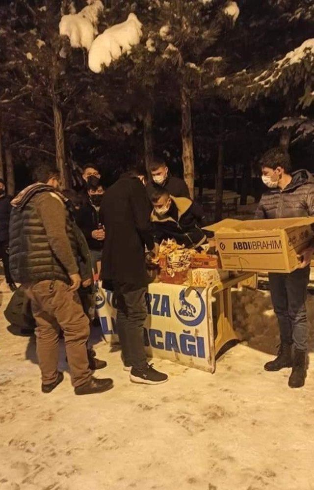 Tomarza Ülkü Ocakları cemaate kandil simidi dağıttı