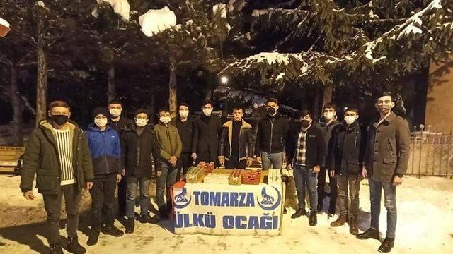 Tomarza Ülkü Ocakları cemaate kandil simidi dağıttı