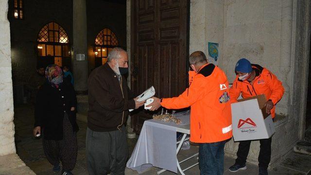 Regaip Kandilinde 6 bin 750 kandil simidi dağıtıldı