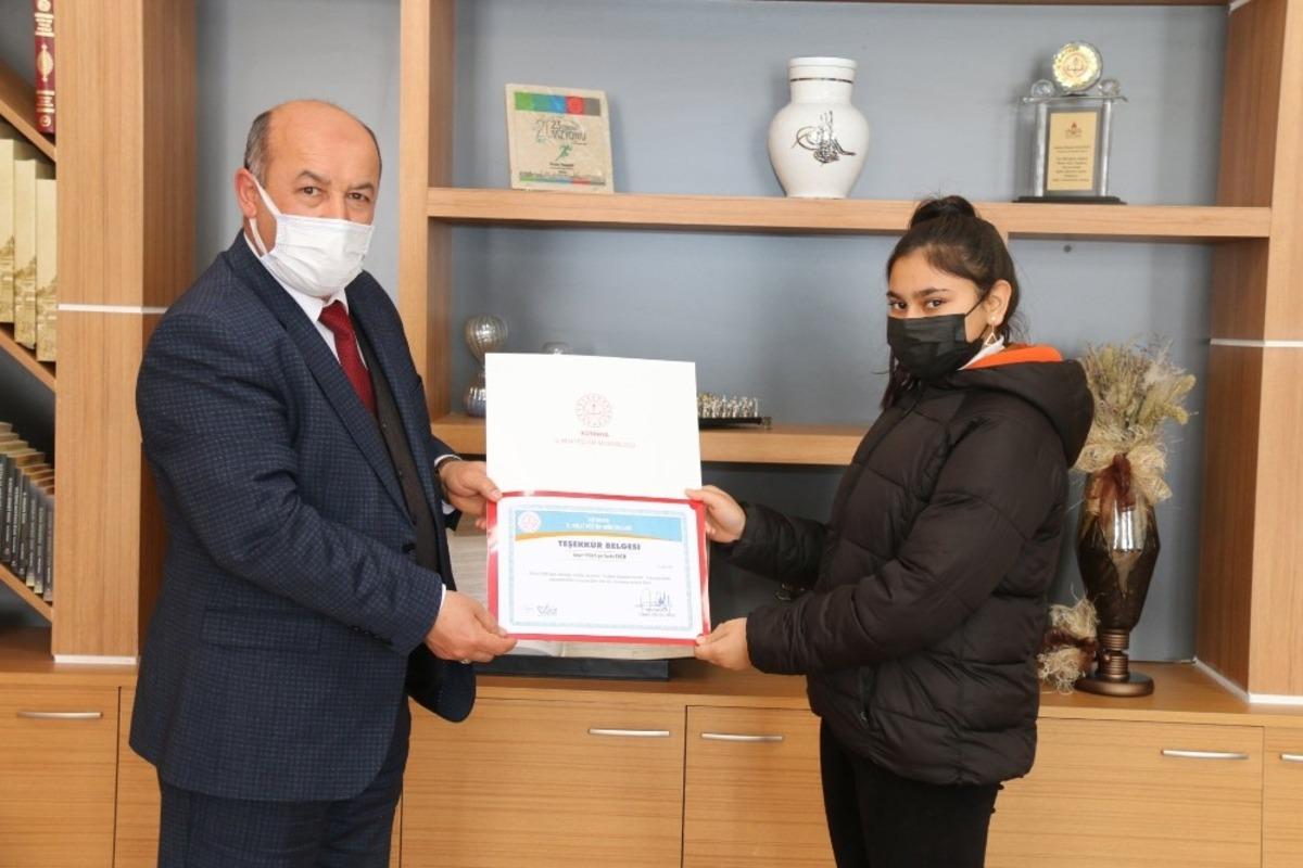 Dereceye giren &ouml;ğrenciye &ldquo;Teşekk&uuml;r belgesi&rdquo;